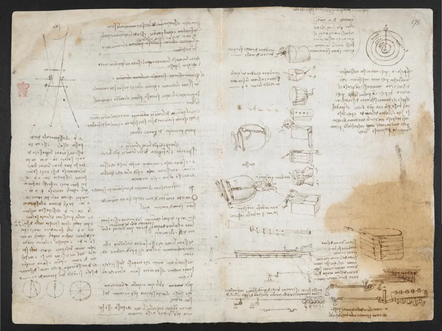 An opening of a notebook: two densely written manuscript pages in mirror script, with diagrams and geometric figures worked into the margins.